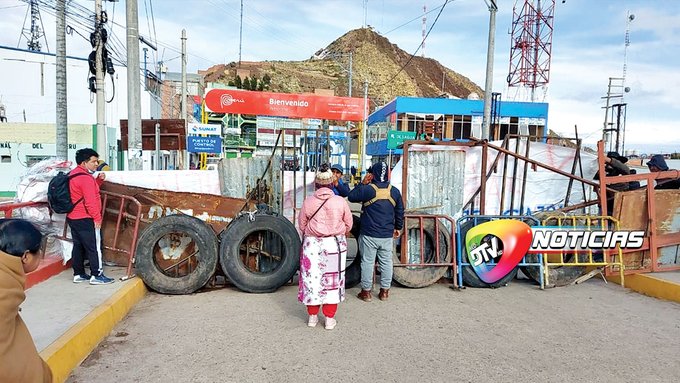 Transportistas bolivianos relatan que viven un calvario en rutas peruanas por bloqueos