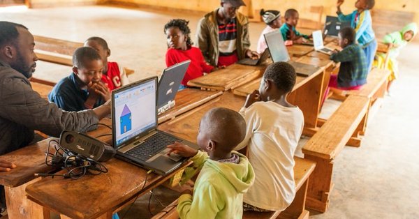 La UE lanza una iniciativa de €100 millones para educar a los profesores en África
