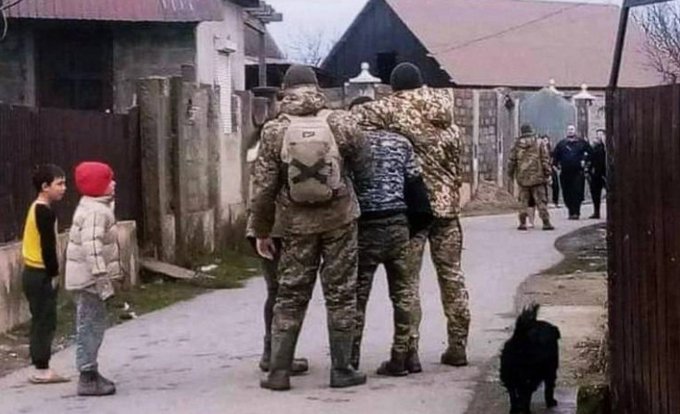 Policía de fronteras ucraniana detiene a tres prófugos, uno vestido de mujer