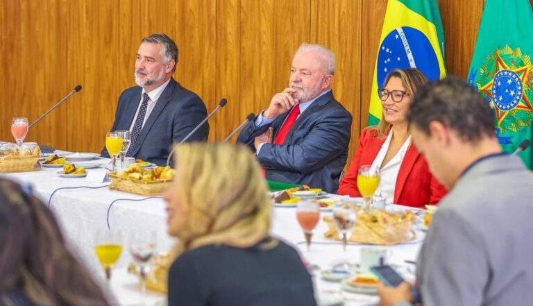 Lula asegura que tuvo que empezar a gobernar antes de asumir el cargo por la incompetencia de Bolsonaro