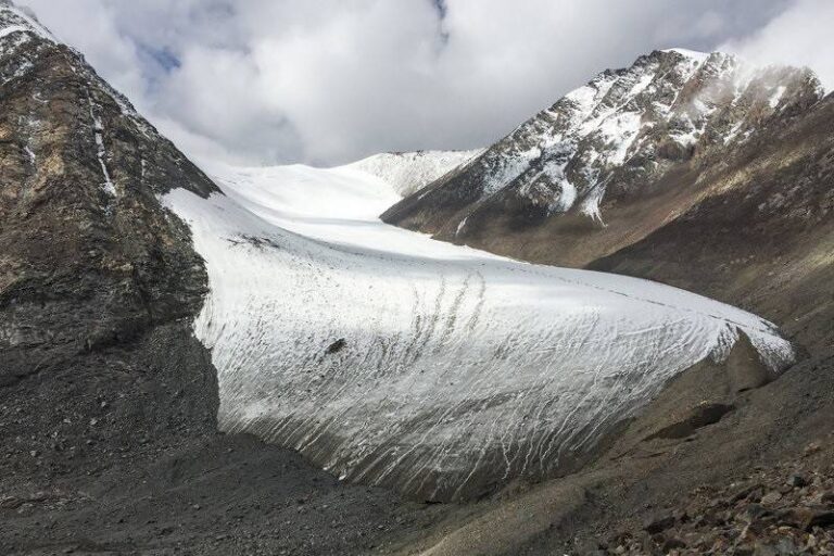 Aumenta a 13 el número de muertos por una avalancha de nieve en el Tíbet, China