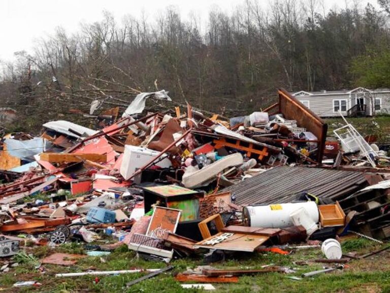 Biden dispone ayuda federal para recuperación tras tornados en EEUU