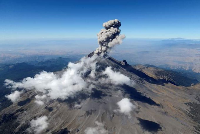 Volcán mexicano Popocatéptl registra explosiones con lanzamiento de rocas y cenizas