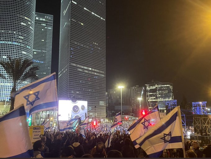 Una multitudinaria manifestación vuelve a exigir la retirada de la reforma judicial de Netanyahu