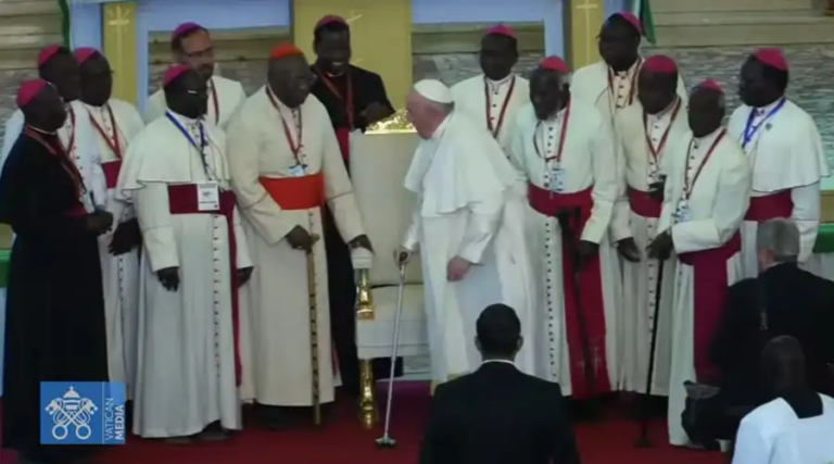 Papa Francisco en África pide utilizar solo las «armas» de la oración y la caridad
