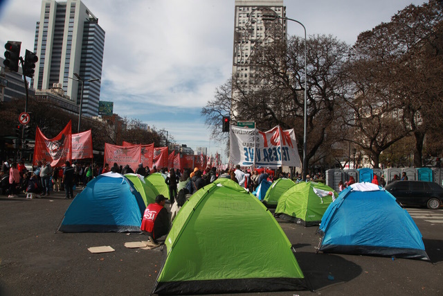 Organizaciones de Argentina protestan por suspensión de planes sociales