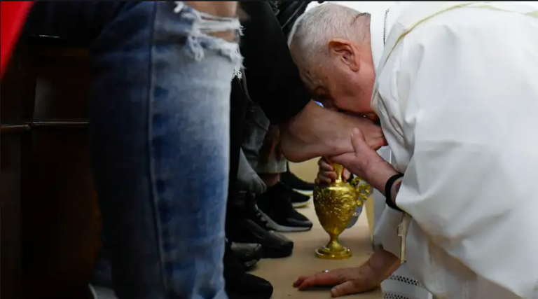 El Papa Francisco lava los pies de 12 presos