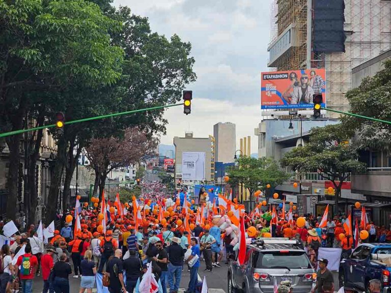 Trabajadores marcharon por sus derechos y por la defensa de la CCSS