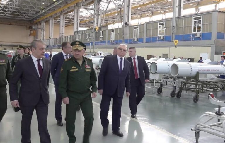 Rusia aumentará a un millón y medio personal militar