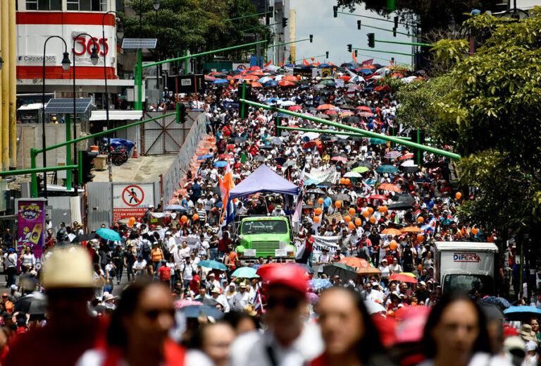 Miles de voces en la calle van al rescate de la educación pública de Costa Rica