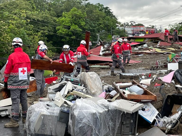 Reportan pérdidas materiales por avalancha de tierra y lodo en Costa Rica