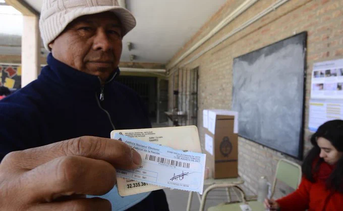 Largas colas y voto resignado enturbian las elecciones primarias en la capital argentina