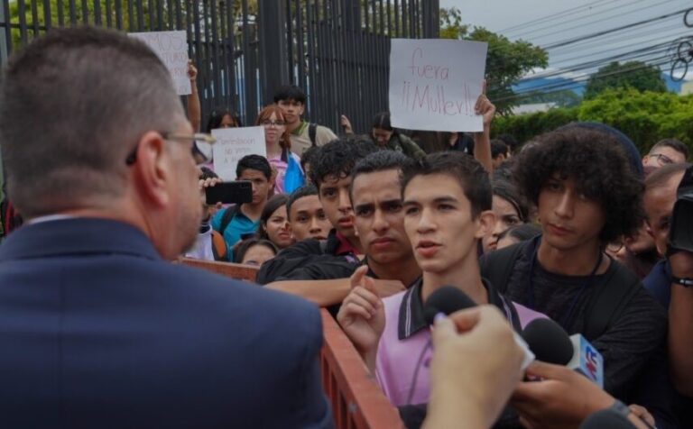 Estudiantes de secundaria ante la información que circula sobre acuerdo con Gobierno de Costa Rica