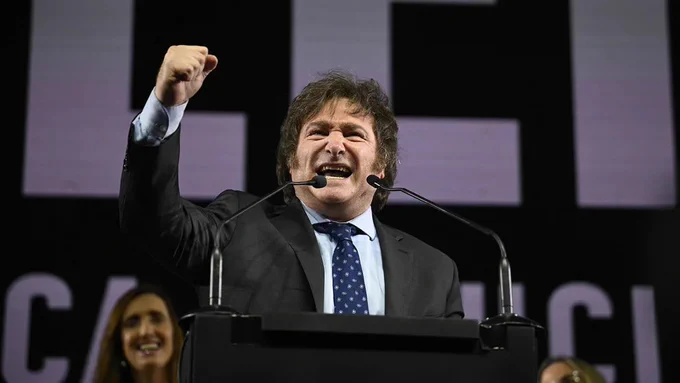 El excéntrico ultraderechista Javier Milei estira la mano hacia la presidencia argentina