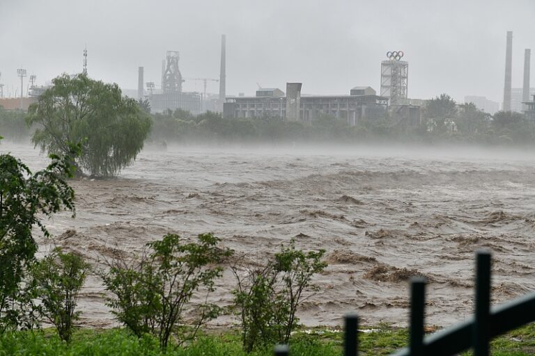 Beijing reduce la alerta por tormentas y mantiene la respuesta ante inundaciones