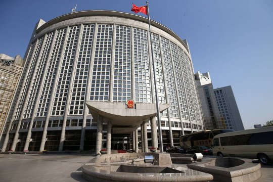 Cancillería de China refuta acusación occidental de «exceso de capacidad»