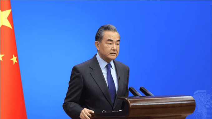China está dispuesta a reforzar intercambios de alto nivel con Francia, dice Wang Yi