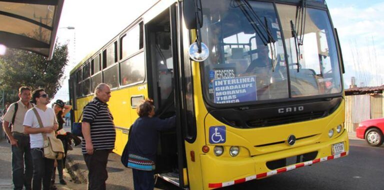 Defensoría: Mayoría de rutas de buses operan sin un contrato de concesión