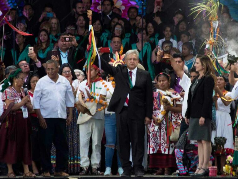 López Obrador entregó bastón de la IV Transformación a Claudia Sheinbaum