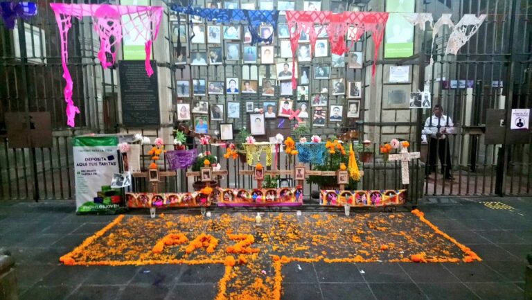 Desaparecidos por la violencia son recordados en los altares del Día de Muertos en México