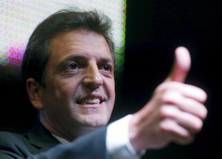 Candidato oficialista a presidencia argentina opaca a su rival en último debate electoral