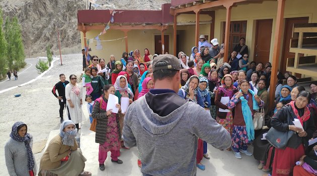 Un médico ayuda a las mujeres del Himalaya a prevenir el cáncer cervical