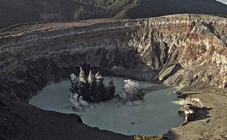 Volcán Poás con nueva erupción