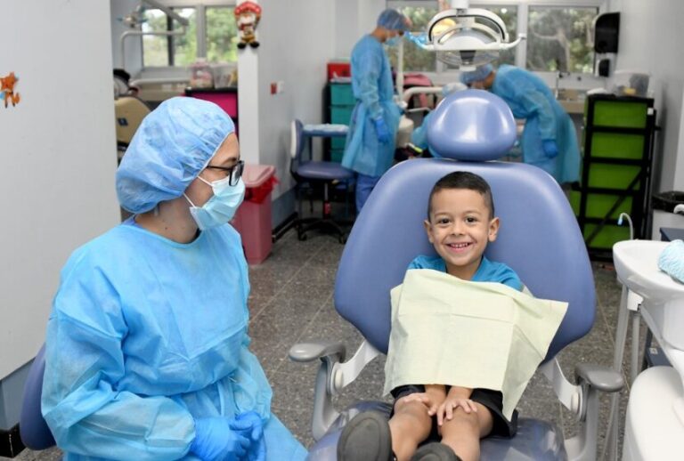 Niño de cinco años que recibió prótesis en la UCR: “Tuve para Navidad los dientes que tanto quise”