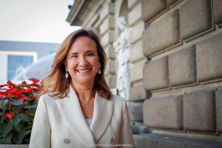 Costarricense Gisela Sánchez juramenta como presidenta del BCIE