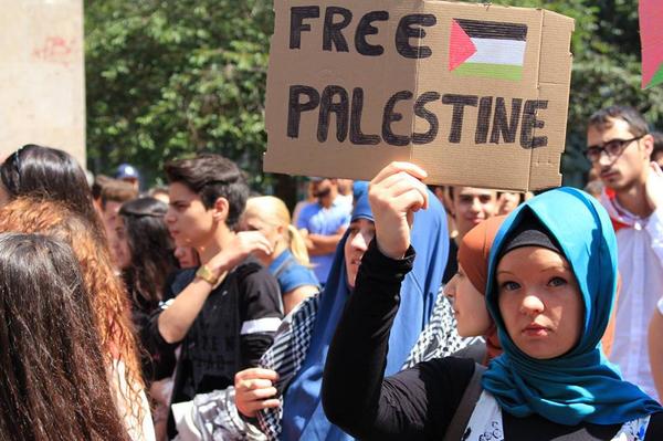 Cientos de manifestantes pro palestinos exigen el fin de la guerra de Gaza en Berlín, Alemania