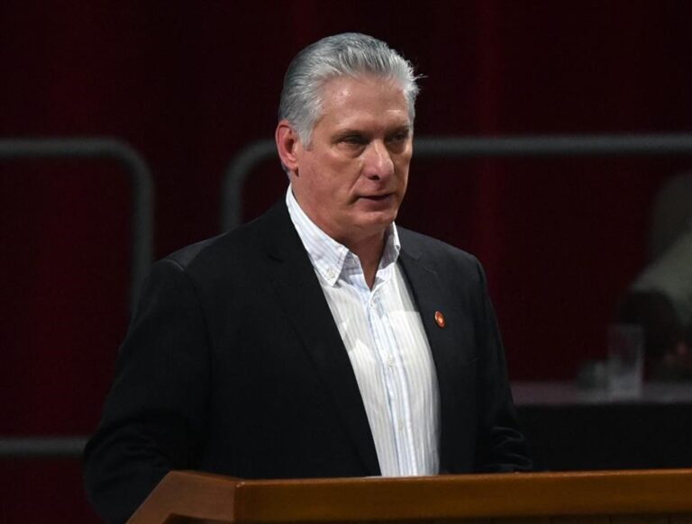 Díaz-Canel llama a corregir distorsiones que lastran economía cubana