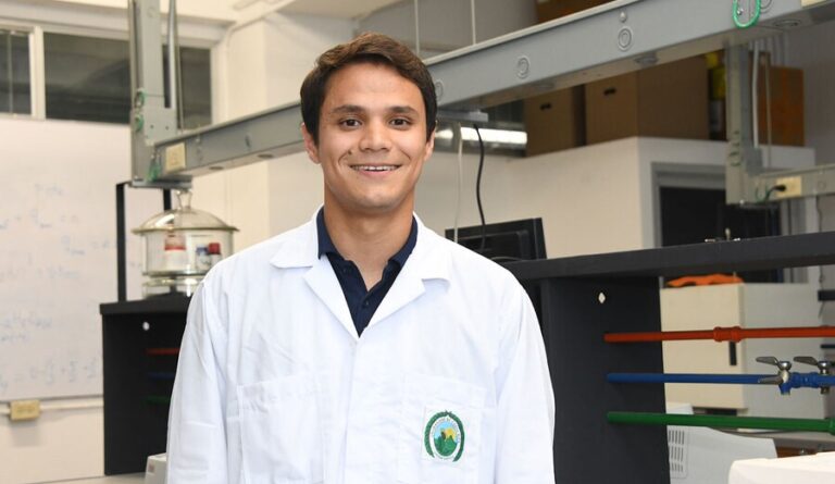 Tico gana una de las becas más prestigiosas de Francia para especializarse en nanomedicina