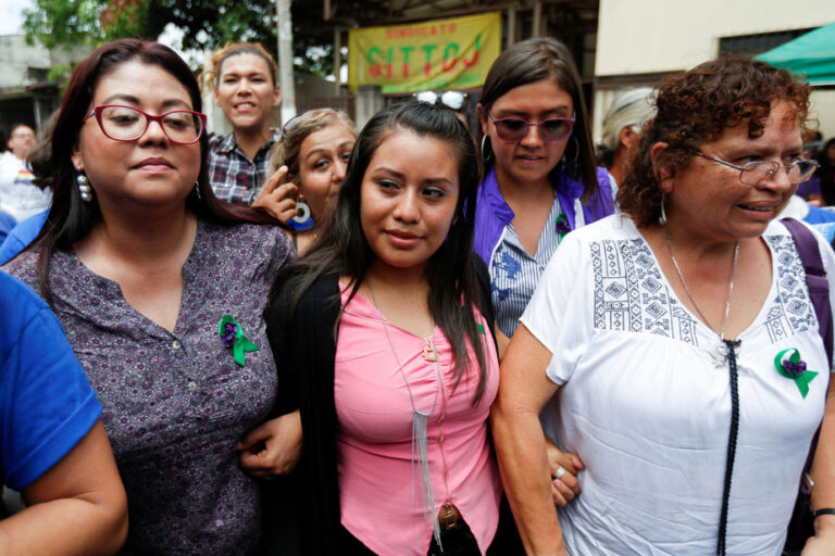Limitado desarrollo de mujeres en El Salvador