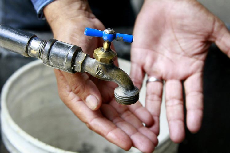 Defensoría reclama al AyA agua para comunidades