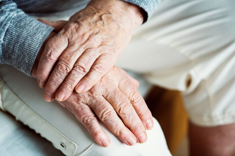 El abandono de personas adultas mayores en los hospitales continúa en aumento