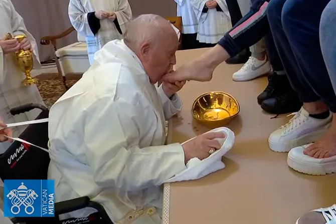 El Papa Francisco lava los pies a 12 reclusas: Cristo nos espera siempre con los brazos abiertos