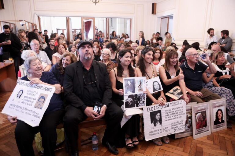 Justicia argentina condena a perpetua a diez represores por crímenes de lesa humanidad