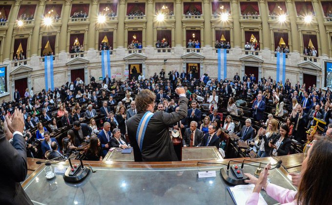 Presidente argentino propone un pacto de Estado y anuncia un recorte de gastos políticos
