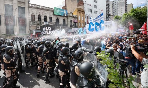 Represión en Argentina durante «piquetazo nacional» contra el ajuste de Milei
