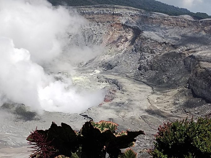 Cenizas, olor a azufre y nueva erupción de volcán Poás en Costa Rica