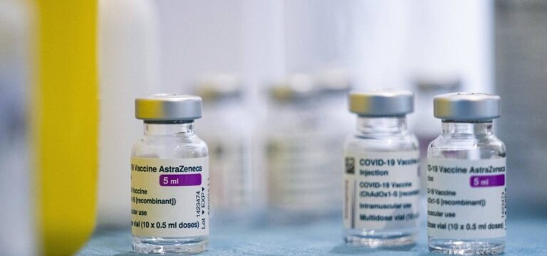 AstraZeneca admite que su vacuna contra el Covid puede causar un efecto secundario poco común
