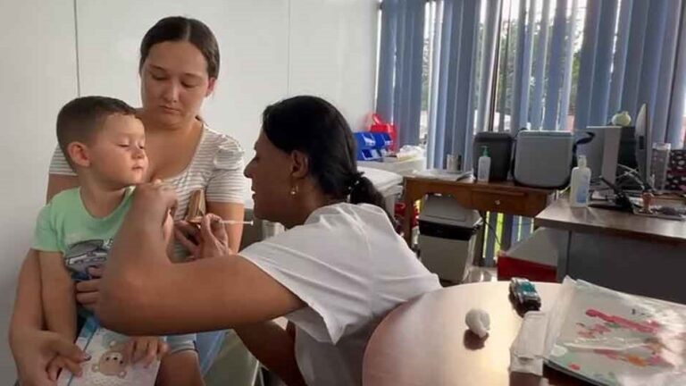Autoridades de salud piden vacunar a niños en Costa Rica