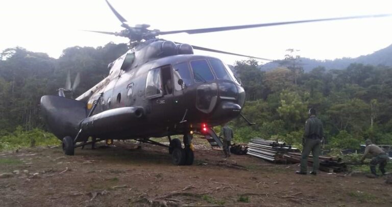 Buscan en Ecuador a 8 ocupantes de helicóptero del Ejército accidentado en región amazónica