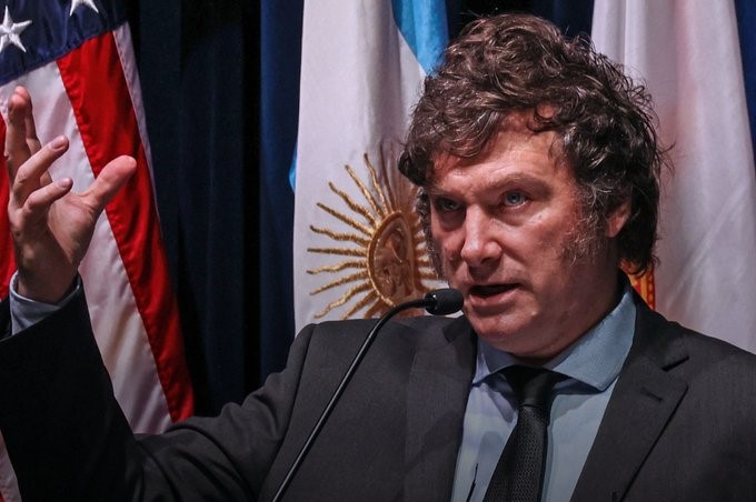 Milei rechaza devaluación y carga contra los «fundamentalistas del atraso cambiario» en Argentina