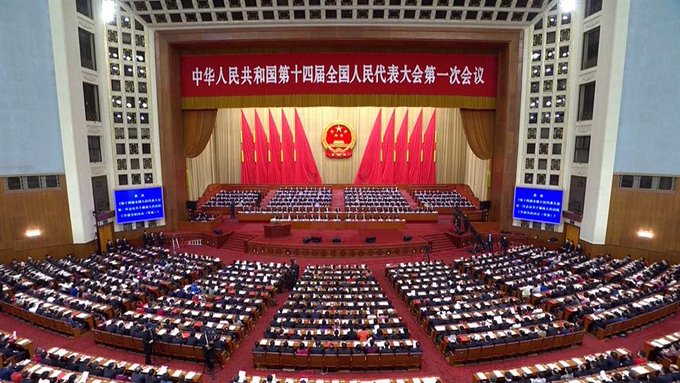 China adopta ley sobre títulos académicos