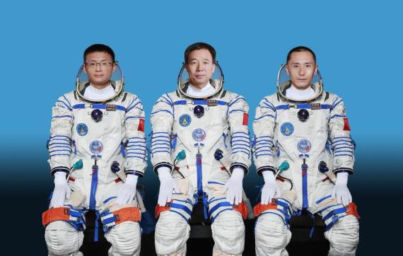 China otorga medallas a astronautas de Shenzhou-16