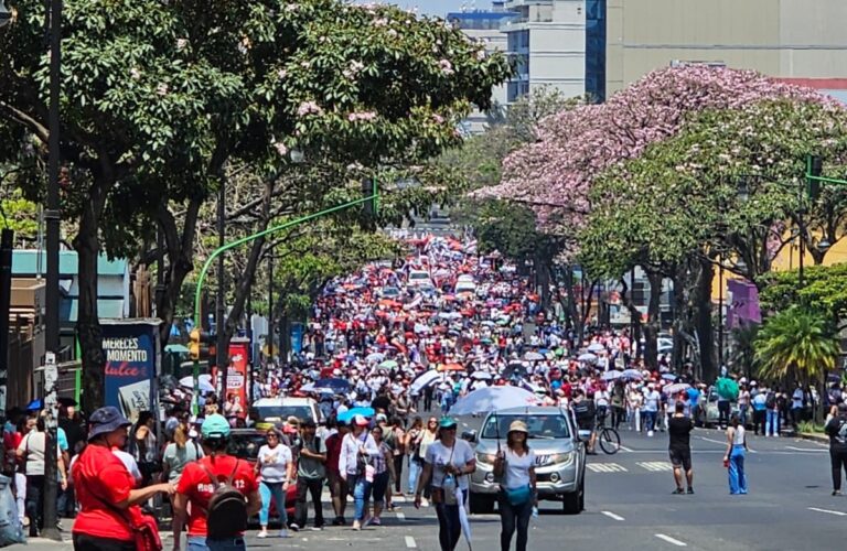 Defensoría de Costa Rica exige pago de reajustes salariales a educadores