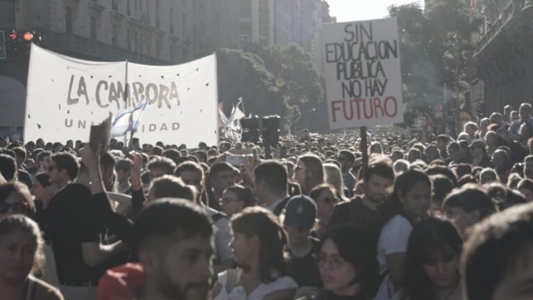 Marcha inédita en Argentina a favor de la universidad pública pone en aprietos al Gobierno