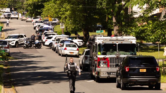 Mueren tres policías y cinco resultan heridos en un tiroteo en Charlotte (EEUU)