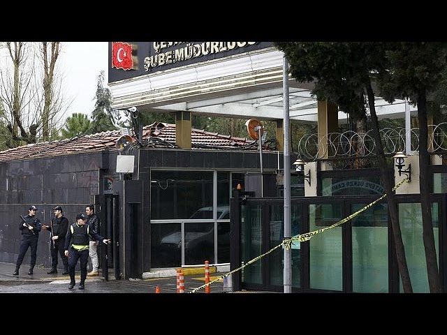 Un policía abre fuego contra sus compañeros en una comisaría de Turquía
